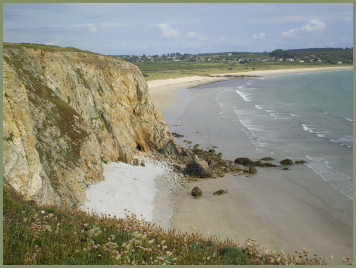 die Felsen fallen steil zum Meer hinab