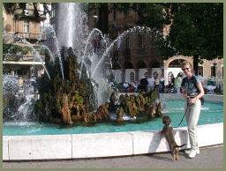 ich schaue nach M�nzen im Brunnen