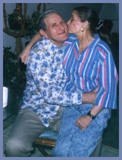 MOM KISSING DADDY