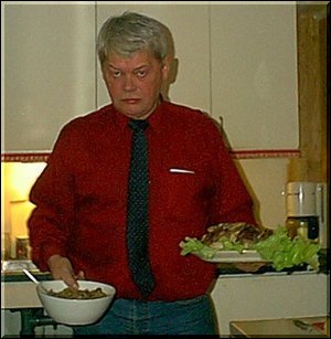 Reidar serverer maten p� julaften
