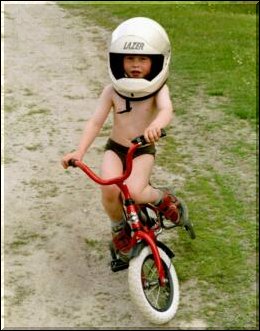 Er jeg ikke t�ff med motorsykkelhjelm?