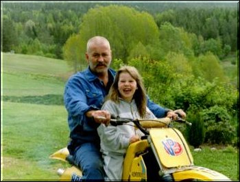 Mona-Lena kj�rer cross-sykkel med pappa