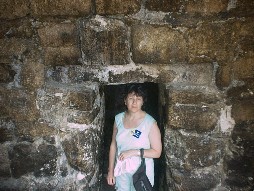 Dale in the entrance of a Mayan building.