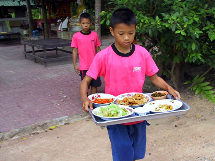 09-temple-boy-helps