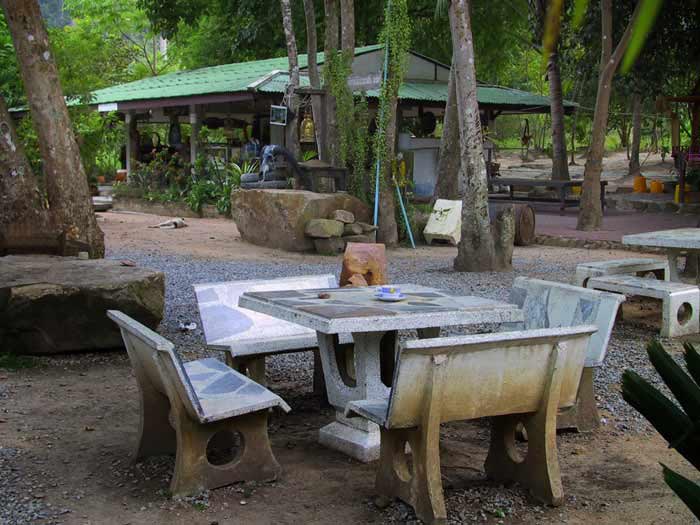 13-Picnic-Tables-in-Sala-Ar