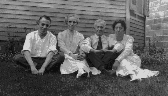 [Lisle C., Alice L., David H. L. Myrtle Richards, July 4, 1918 ]