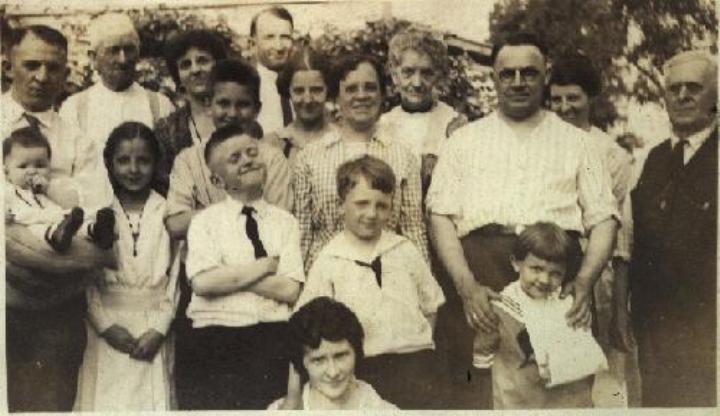 [The whole crowd minus Bess Hobbs who took the picture, May 30, 1922]