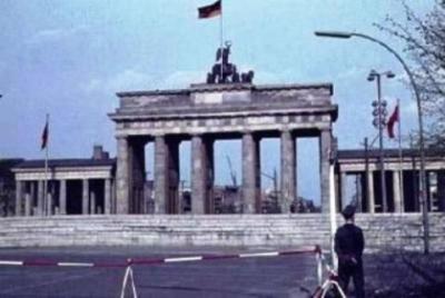 [Brandenburg Gate looking east. Note the Berlin Wall in front.]