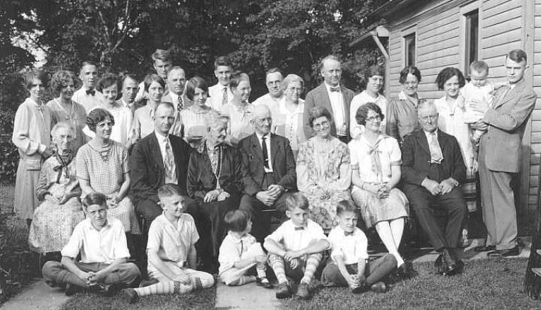 [McCuskey crowd on occasion of Festus & Kate's 50th wedding anniversary - 1926]