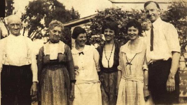 [Festus, Kate, Clara, Minnie, Verna, Charlie ca. 1915]
