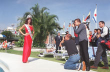 Claudia Moreno posando en medio de los fotografos