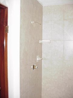 tileshower2.jpg (67382 bytes)