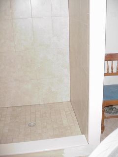 tileshower4.jpg (67382 bytes)