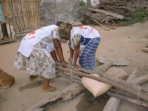 squeezing the cassava