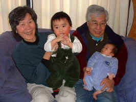 ../danlim_nz/Ben/ben_and_grannies.jpg (23876 bytes)