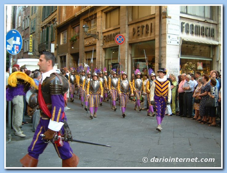 travel-pisa-parade-puple541
