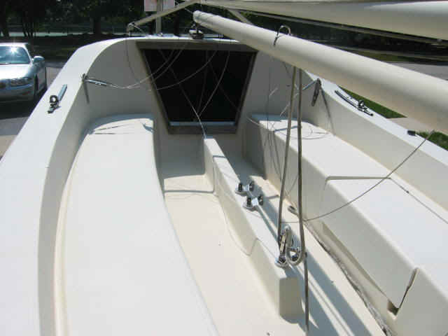 Cockpit2.jpg (41818 bytes)