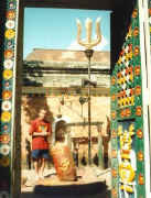 nepaltemple.jpg (39815 bytes)