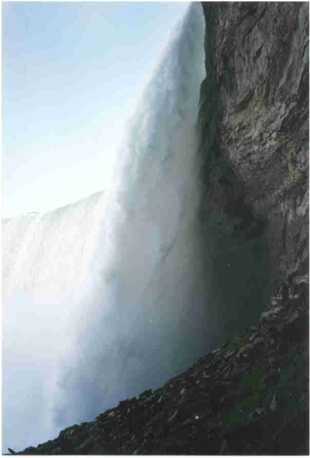 niagraviewfromdownunder.jpg (17192 bytes)
