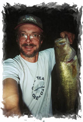 Larry Runkle of Arkansas caught this beatiful 5 pound 9 ounce "green-girl" while throwing a black spinnerbait at night on July 12th, 2001! Larry was fishing a 1/2 acre silt pond located at Miltons Pay Lake during the time of the catch! Just goes to show you, big fish can and do live in small ponds !!! Nice catch Larry !!!