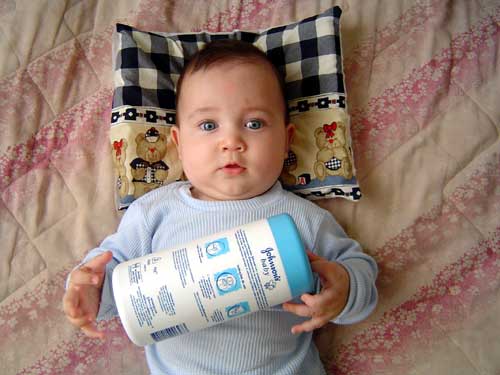 Eu sempre ajudo o papai e a mam&atilde;e a trocar as minhas fraldas!