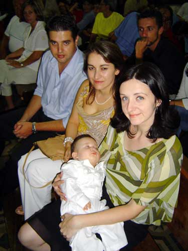 Estava dormindo sob a guarda da madrinha e do padrinho tamb&eacute;m.