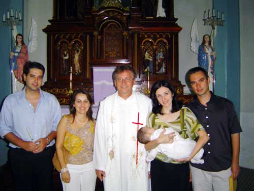 Posamos com o frei no final da cerim&ocirc;nia.