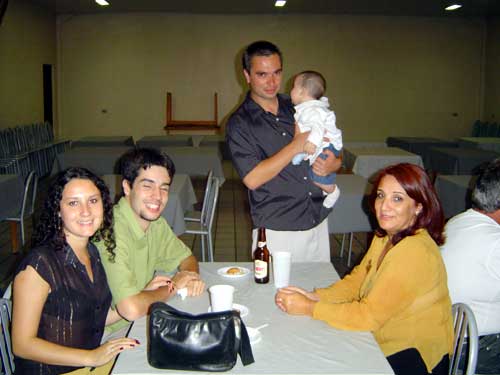 Tia Ana com tio Igor e tia Marza prestigiaram a confraterniza&ccedil;&atilde;o depois do batismo.