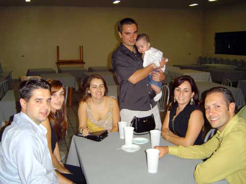 O Dindo com Tia Larissa, a Dinda, a tia Veridiane e o tio Cristiano posando comigo e papai.