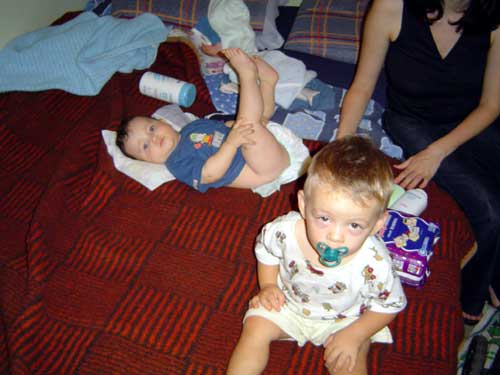 O Gu tava ajudando a mam&atilde;e!