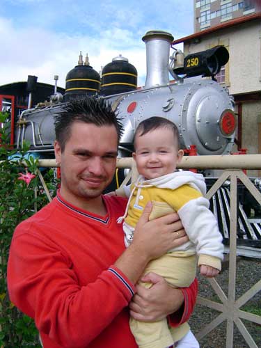 Eu e o papai na frente da locomotiva!