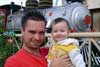 Eu e o papai na frente da locomotiva!