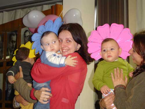 Eu e a mam&atilde;e na confraterniza&ccedil;&atilde;o de Dia das M&atilde;es da escolinha!