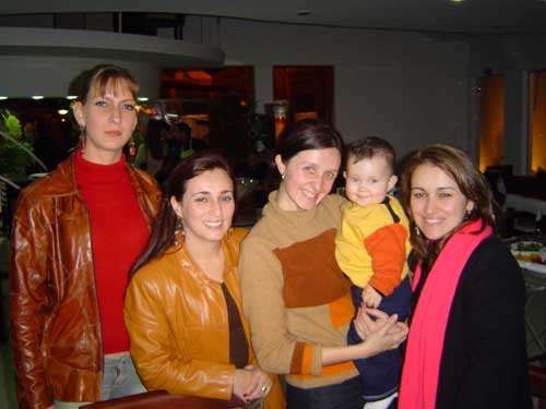 Fomos jantar tamb&eacute;m no restaurante Famiglia Milanese que &eacute; um dos clientes do papai. Na foto est&atilde;o a Tia Vanessa, a Tia Veridiane, a mam&atilde;e, eu e a Dinda J&ocirc;!