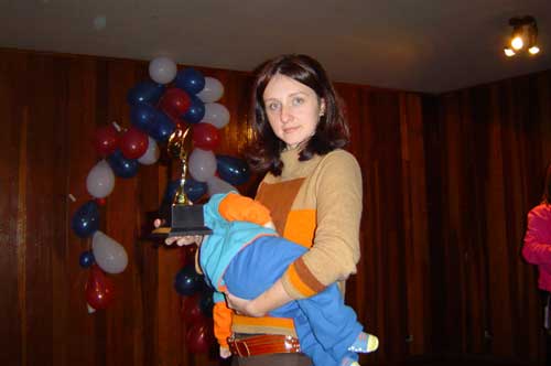 Mam&atilde;e posando com o trof&eacute;u!