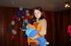 Mam&atilde;e posando com o trof&eacute;u!