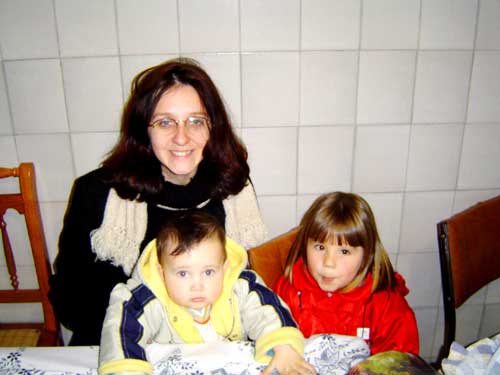 No colo da mam&atilde;e e com a priminha Ana Clara!