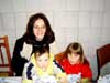 No colo da mam&atilde;e e com a priminha Ana Clara!