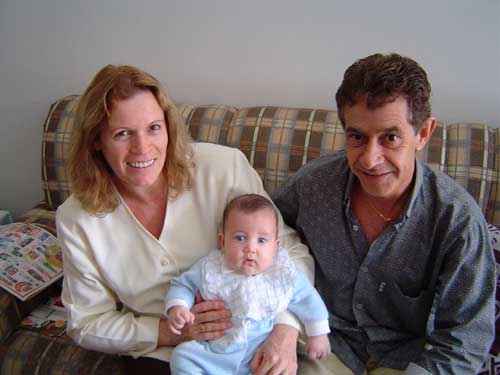 Aqui eu t&ocirc; com os pais do Maikel, que dividia apartamento com o papai!