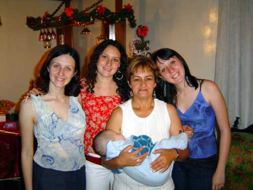 Eu com a mam&atilde;e, a tia Ana, a tia D&eacute; e a vov&oacute; M&aacute;rcia!