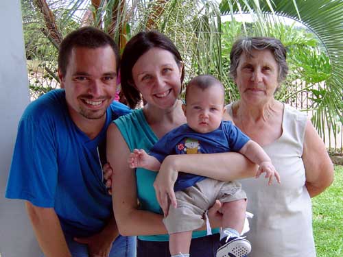 Papai, mam&atilde;e, eu e a bisa!