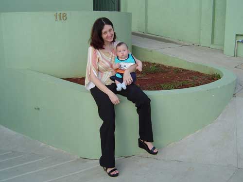 Eu e a mam&atilde;e na frente do pr&eacute;dio!