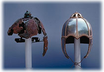 � esquerda encontra-se os resto de um capacete do s�culo VI, encontrado em excava��es arqueol�gicas em Sardes. � direita pode-se ver a reconstru��o do mesmo feita pelos armeiros da Torre de Londres(UK).