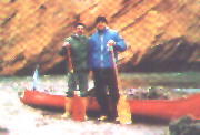 Daniel y Canelo, con su canoa