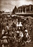 Turistas disfrutando de la playa frente a la Rambla