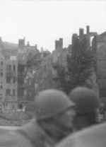 Soldiers view bombed out Cologne, Germany