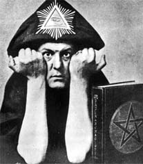 O Irm�o Perdurabo. No chap�u, o sol de Horus.