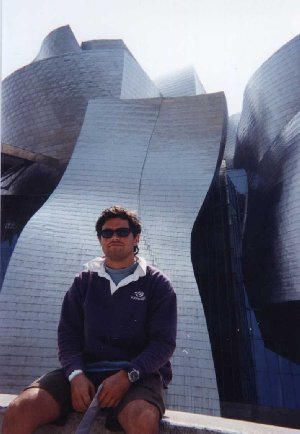 Pedro e o Museu de Arte Guggenheim em Bilbao