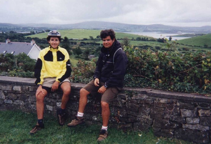 Bernardo e Pedro com a Irlanda em fundo...