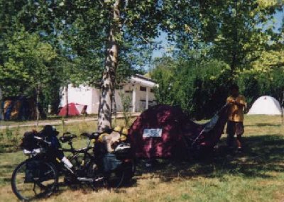 Pedro a montar a tenda no Parque de Campismo de Santa Marta em A Coruña